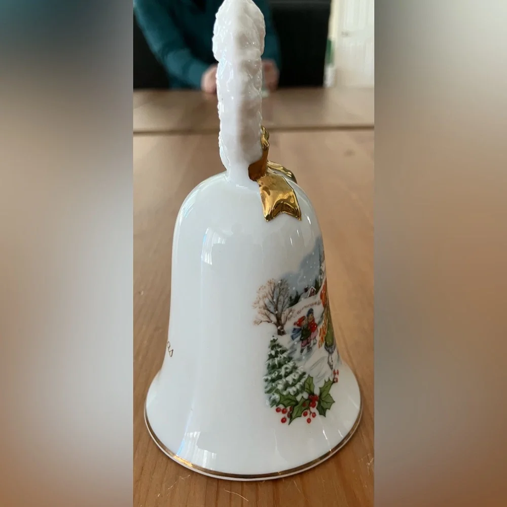 EUC Vintage Avon Christmas Bell 1986 with Gold Bow and Festive Scene